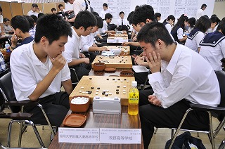 男子団体の福岡大附属大濠（左列）が福岡県勢最高の6位入賞 