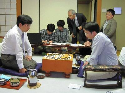 羽根九段（左）が白番中押し勝ちをおさめ、初の碁聖戦挑戦手合出場を決めた