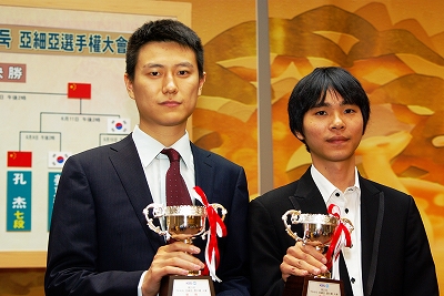 初優勝の孔傑七段（左）と準優勝の李世ドル九段