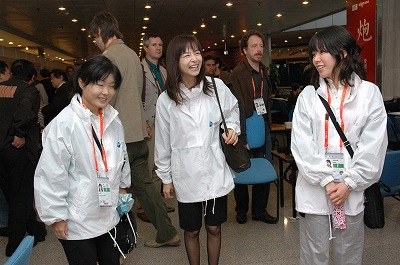 チームジャパンのウィンドブレーカーを着る女子個人3選手