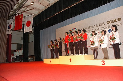 女子団体表彰式、中国国旗が中央に上がった