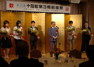 第45期十段戦第3局　記録係を務める謝依旻三段（左から2番目）と向井千瑛初段（一番左）