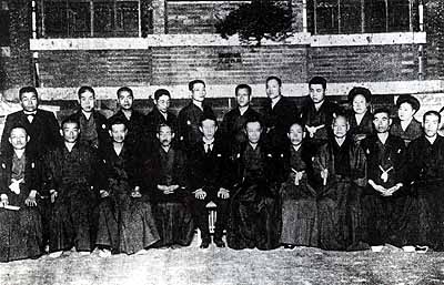 大倉喜七郎氏と東西の棋士が集まり日本棋院創立に向けての協議会を開く（大正13年4月）