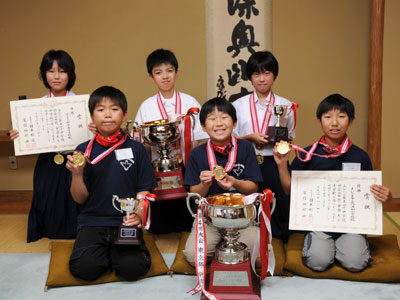 優勝したさいたま市立北浦和小学校と栃木市立栃木南中学校