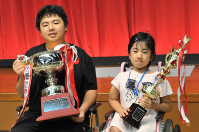 第34回少年少女囲碁大会優勝の水精さんと加藤さん